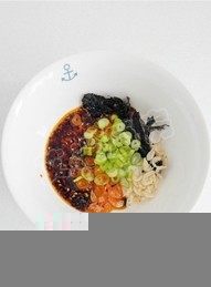 荠菜猪肉馄饨,在等锅里水烧开的时候，取一个大碗，碗里放入<a style='color:red;display:inline-block;' href='/shicai/ 273'>紫菜</a>、<a style='color:red;display:inline-block;' href='/shicai/ 852'>辣椒油</a>、葱花和<a style='color:red;display:inline-block;' href='/shicai/ 288'>虾皮</a>。也可以依据个人口味添加鸡精和盐