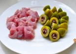 青龙白虎汤,将瘦肉切成大小均匀的块状,<a style='color:red;display:inline-block;' href='/shicai/ 106819'>青橄榄</a>对半切开,药效更好的发挥。