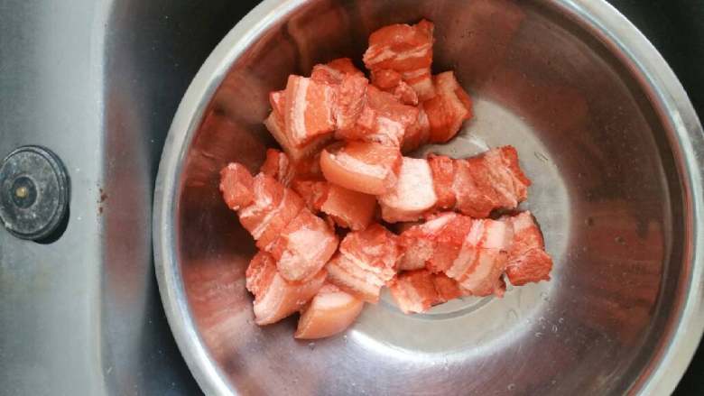 砂锅红烧猪肉芋头,焯水着色后盛出备用。