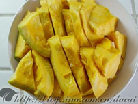 南瓜葡萄干沙拉,放入蒸锅蒸软（约20分钟），盘子最好加盖，防止水份聚在盘中