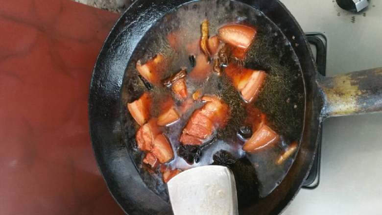 砂锅红烧猪肉芋头,煮开后关火