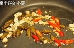 野山椒炒牛肉,锅里放油,稍微爆香野山椒和姜蒜