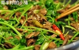 野山椒炒牛肉,后加香菜拌均关火装盘即可,因为牛肉提前腌过所以基本上不需要添加其它调味料了,实在觉得味道不够可加少许盐,无敌好吃无敌下饭