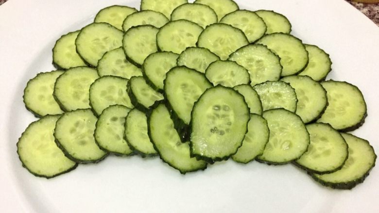 孔雀开屏~凉拌黄瓜片,最后收口的时候把斜切的黄瓜片3片摆好。