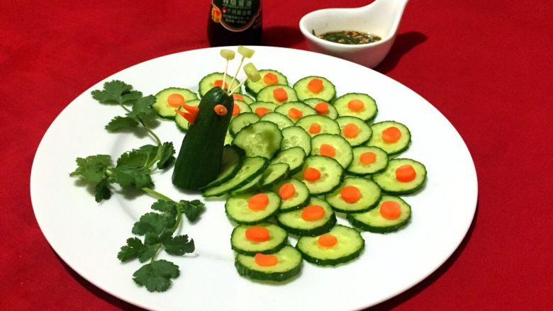 孔雀开屏～凉拌黄瓜片,用<a style='color:red;display:inline-block;' href='/shicai/ 131'>香菜</a>点缀，美丽的孔雀开屏，有没有惊艳到你。凉拌酱油，醋，<a style='color:red;display:inline-block;' href='/shicai/ 847'>香油</a>，<a style='color:red;display:inline-block;' href='/shicai/ 3729'>白糖</a>，蒜末，<a style='color:red;display:inline-block;' href='/shicai/ 131'>香菜</a>放入容器中搅拌均匀，吃的时候均匀的淋在孔雀上，美丽的孔雀味道棒棒哒