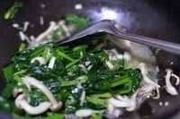 蒜蓉蘑菇青菜,青菜稍微炒炒就可以了，最后放入少许盐调味出锅了
