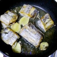 烧川味儿香辣带鱼,带鱼腌好后,表面均匀抹上面粉煎鱼的时候不粘锅(⊙o⊙)哦!我用的是不粘锅所以没抹面粉,锅里倒入适量食用油,油热放入姜片炒香,然后放入带鱼煎至两面金黄(一面金黄了再翻面(⊙o⊙)哦)