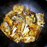 烧川味儿香辣带鱼,翻炒均匀,关小火盖锅盖焖煮8-10分钟