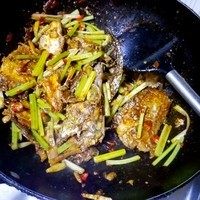 烧川味儿香辣带鱼,西芹辣椒丁和带鱼炒匀即可出锅,炒制的过程不用放盐,因为腌制带鱼的时候就有盐了哦,还有郫县豆瓣酱和酱油的咸味儿