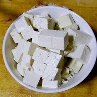 韩式辣白菜烧豆腐,<a style='color:red;display:inline-block;' href='/shicai/ 465'>豆腐</a>切成滚刀块备用
