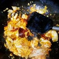 韩式辣白菜烧豆腐,放入辣白菜和韩式辣椒酱一大勺(我用的下厨房市集的板石辣椒酱)继续翻炒30秒