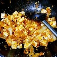 韩式辣白菜烧豆腐,放入豆腐继续翻炒20秒左右