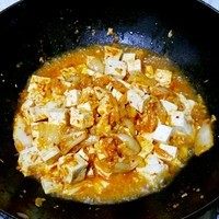 韩式辣白菜烧豆腐,加入适量温<a style='color:red;display:inline-block;' href='/shicai/ 156925'>水</a>(差不多饭碗一碗)<a style='color:red;display:inline-block;' href='/shicai/ 156925'>水</a>开盖锅盖小火炖煮5分钟