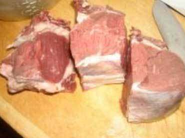 酱香黄牛肉,切成小块。