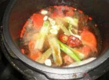 酱香黄牛肉,将牛肉放到电压力锅里,加适量的水和<a style='color:red;display:inline-block;' href='/shicai/ 3250'>葱</a>,姜、蒜,大枣、枸杞等调料。