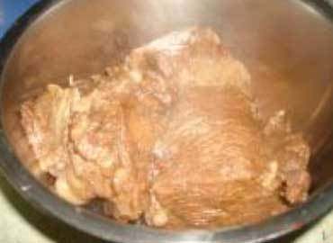 酱香黄牛肉,大约过15分钟后关电源,将酱好的牛肉涝出来。