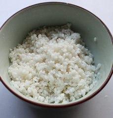 腊肠煲仔饭,米洗干净,清<a style='color:red;display:inline-block;' href='/shicai/ 156925'>水</a>泡半个小时,用几滴油,丁点儿盐拌均匀,入个底味儿