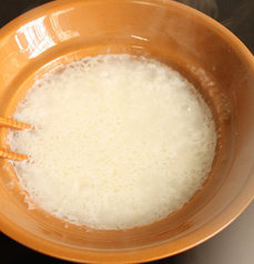 腊肠煲仔饭,米烧开以后,用勺子或者筷子撩撩锅底的米防止米早早粘锅