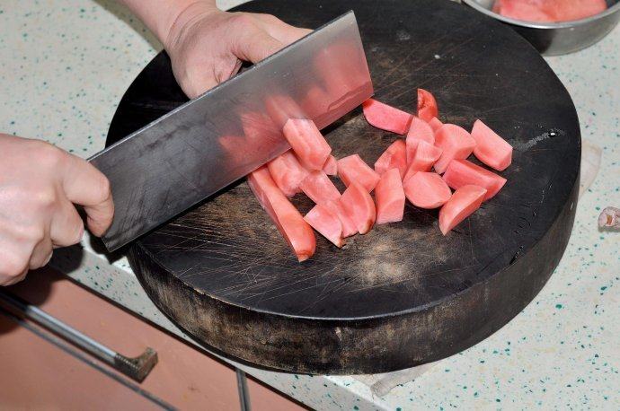 胭脂牛尾酸汤,泡胭脂酸萝卜切块