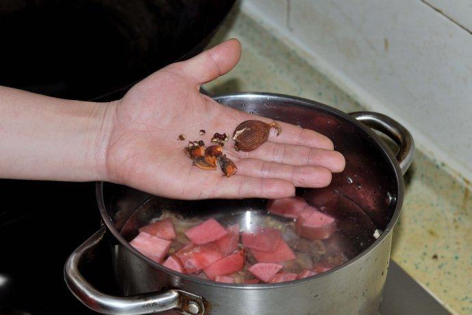 胭脂牛尾酸汤,锅中加一点香料:草果一枚、八角一枚、花椒几粒