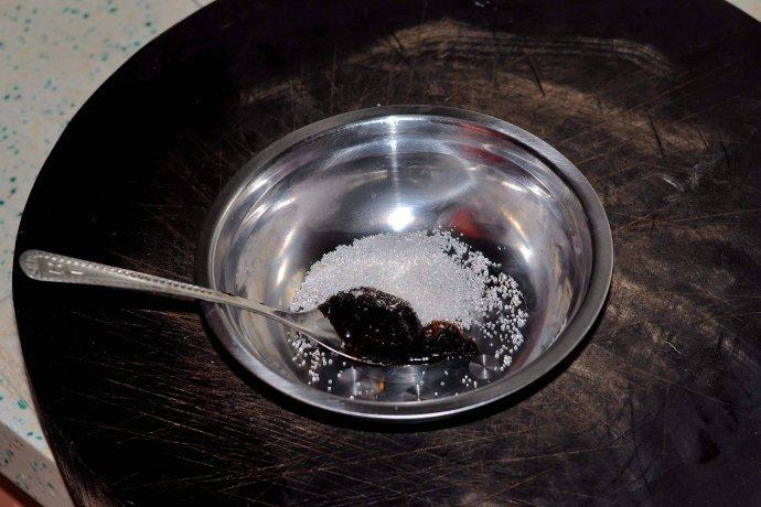 酱爆鸡丁,四川甜面酱加白糖、料酒、清水后调匀备用