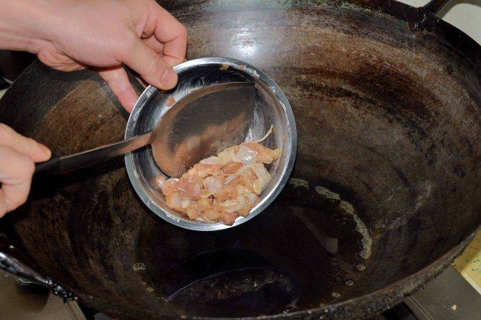 酱爆鸡丁,码味后的鸡丁四成油温下锅滑油至散子后沥出备用