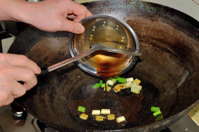 酱爆鸡丁,下入调匀的四川甜面酱爆香至收水