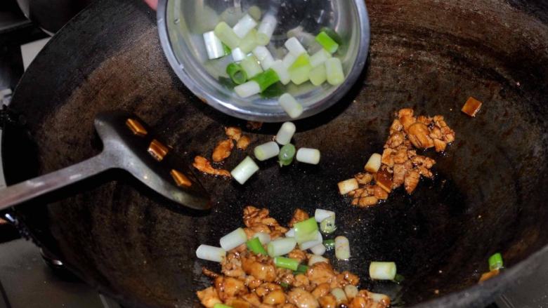 酱爆鸡丁,下入剩下的葱段炒香即可出锅装盘