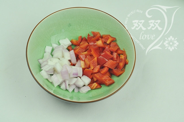 牛肉披萨,红椒切丁，洋葱切丁