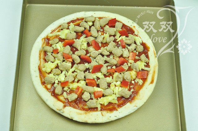 牛肉披萨,撒少许马苏里拉，<a style='color:red;display:inline-block;' href='/shicai/ 8476'>牛肉粒</a>、红椒丁