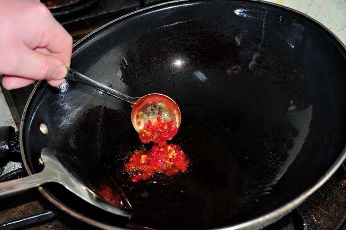 火爆嫩脆,混合油下锅,七成油温加入剁椒豆瓣酱炒香出色以后加入姜片、蒜片