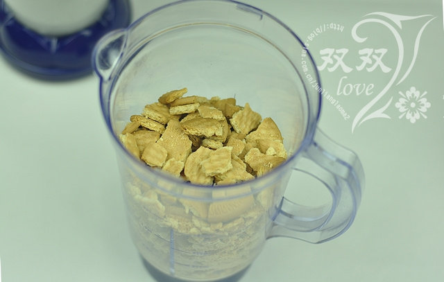木糠杯,把饼干捏碎,放入料理杯中