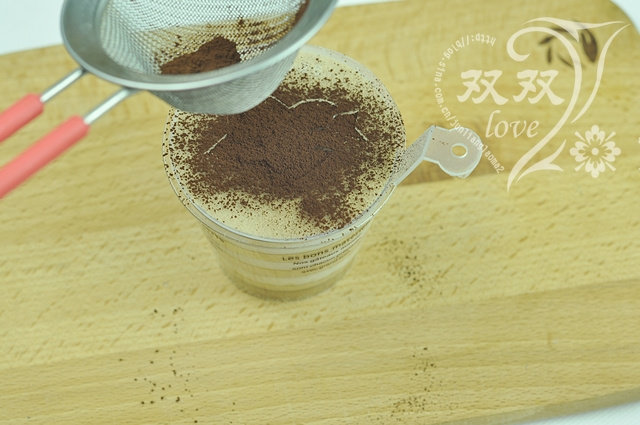 木糠杯,将印花模放在木糠杯上,上面撒上法芙娜<a style='color:red;display:inline-block;' href='/shicai/ 920'>可可粉</a>