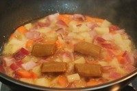 椰香咖喱猪排饭,然后加入<a style='color:red;display:inline-block;' href='/shicai/ 10650'>咖喱块</a>,图片只有4块,我后面又加了2块,一共6块,一盒的量。