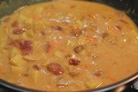 椰香咖喱猪排饭,全程小火哦,煮到咖喱块融化,最好一直搅拌,要不然容易粘锅。