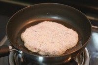 椰香咖喱猪排饭,锅内倒油煎猪排,一定要小火煎!这样猪排的颜色才会好看而且不会焦,耐心一点点不要着急。