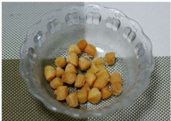瑶柱青菜粥,干贝提前洗净泡开,用一勺料酒泡着备用。提前一晚淘好米,用清水和一小勺食用油浸泡。