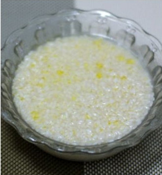 瑶柱青菜粥,最后放入青菜和少许盐再煮一两分钟关火。炒锅放少许油,将干贝丝煎出香味。