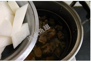 羊肉萝卜汤 ,临出锅前20分钟时添加少许盐以调味道。将<a style='color:red;display:inline-block;' href='/shicai/ 26'>白萝卜</a>洗净后切块。炖好的羊肉盛出一部分，另一部分留在锅中，添加萝卜块及少许盐（依个人口味），继续炖煮直到萝卜软烂。出锅前放少许<a style='color:red;display:inline-block;' href='/shicai/ 131'>香菜</a>。