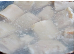 酱烧猪蹄,烧一锅水，水开后将<a style='color:red;display:inline-block;' href='/shicai/ 413'>猪蹄</a>放入焯5分钟后捞出，用冷水冲洗干净。