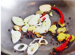 酱烧猪蹄,锅烧热后加入少许的食用油，倒入各种香料，翻炒出炒出香味。