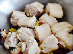 酱烧猪蹄,随后将猪蹄倒入，再倒入料酒和少许醋，进行翻炒。