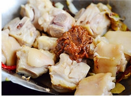 酱烧猪蹄,加入<a style='color:red;display:inline-block;' href='/shicai/ 4510'>黄豆酱</a>。