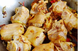 酱烧猪蹄,翻炒均匀。