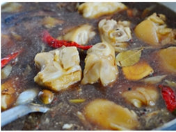 酱烧猪蹄,加入能漫过猪蹄的开水，加入<a style='color:red;display:inline-block;' href='/shicai/ 762'>老抽</a>10g，<a style='color:red;display:inline-block;' href='/shicai/ 788'>生抽</a>10g调味。