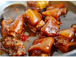 酱烧猪蹄,大火烧开，转小火炖1个小时时加入<a style='color:red;display:inline-block;' href='/shicai/ 866'>冰糖</a>，再继续炖30分钟，最后大火收汁即可。