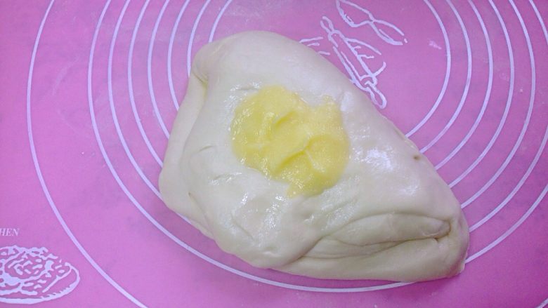 椰香奶酥辫子面包,揉至面团光滑,摁入软化黄油。