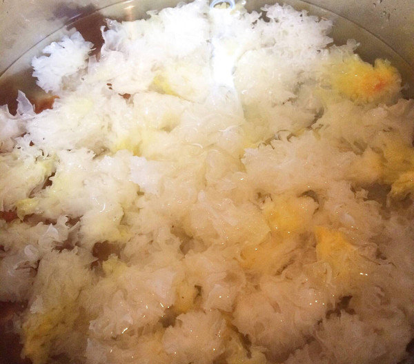 香甜银耳羹,锅里加水先放银耳大火煮开后小火炖煮半个小时后倒入泡发好的桃胶，在继续炖煮半小时