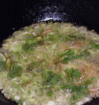 葱烧牛蹄筋,把5里的材料放入炸过葱段的油里小火慢慢炸十多分钟至材料变焦黄捞出来,葱油熬成