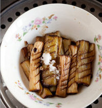 葱烧牛蹄筋,把碗里的葱段放一点<a style='color:red;display:inline-block;' href='/shicai/ 3729'>白糖</a>,酱油和加饭酒上锅蒸三分钟